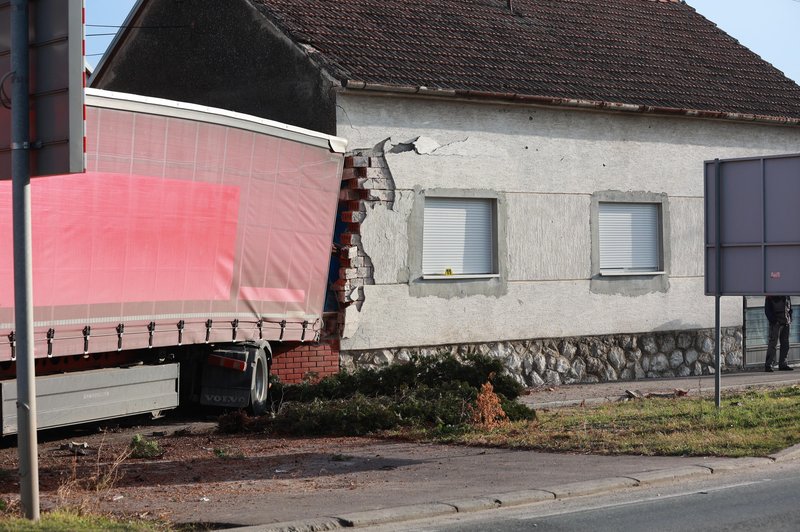 Celjski tovornjak trčil v hišo, razbil otroško sobo in ranil več ljudi (FOTO) (foto: Davor Javorovic/PIXSELL/BOBO)