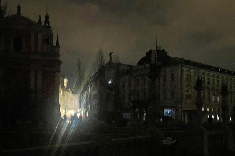 Središče Ljubljane v popolni temi, brez elektrike je območje Tromostovja in obrežje Ljubljanice: kaj se dogaja? (FOTO) (foto: Bralec)