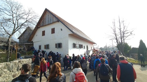 Smo Slovenci uspeli uresničiti sanje, ki jih je zapisal pesnik? V Vrbi odmeval verz Žive naj vsi narodi