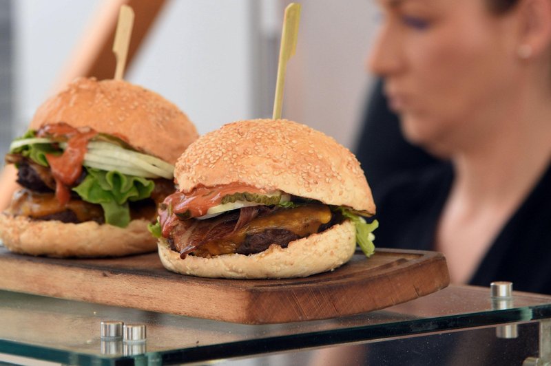 Burgerji, napolitanske pice, tacosi ... Kako se v Sloveniji obnašajo kulinarični trendi? (foto: Borut Živulovič/Bobo)