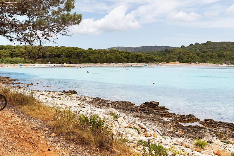 Žalosten prizor na znani plaži na Dugem otoku (foto: Profimedia)