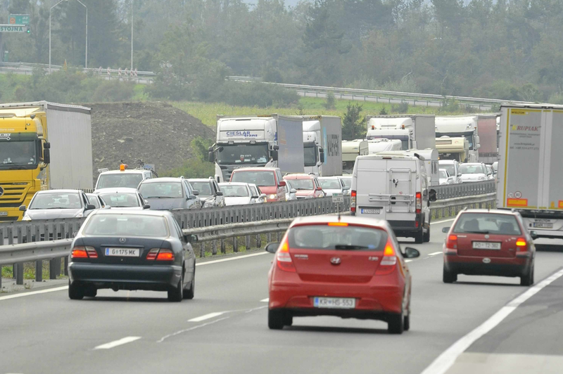 Ali veste, zakaj ponekod vozijo po levi strani ceste, drugod pa po desni? (foto: Žiga Živulovič jr./Bobo)