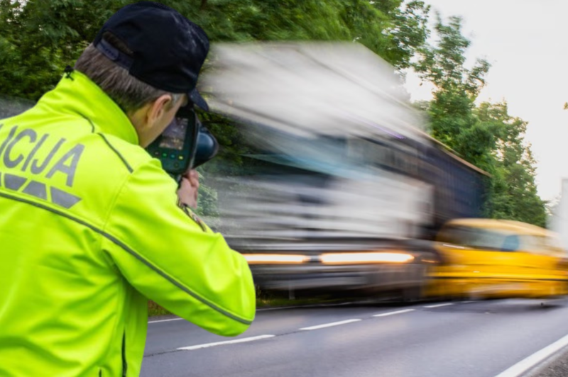 Policisti izvedli poostren nadzor voznikov tovornih vozil in avtobusov: kaj so ugotovili? (foto: Profimedia/Facebook/Slovenska policija/fotomontaža)