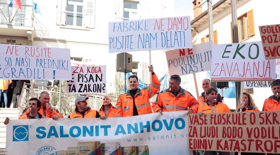 Protestni shod zaposlenih in sindikata podjetja Salonit Anhovo zaradi posledic predlaganih sprememb zakona o varstvu okolja. (foto: Borut Živulović /BOBO)