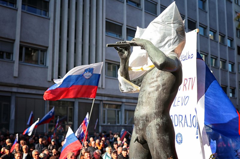 Upokojenci zavzeli ljubljanske ulice: "Vlada dol" (FOTO) (foto: Bobo/Borut Živulović)