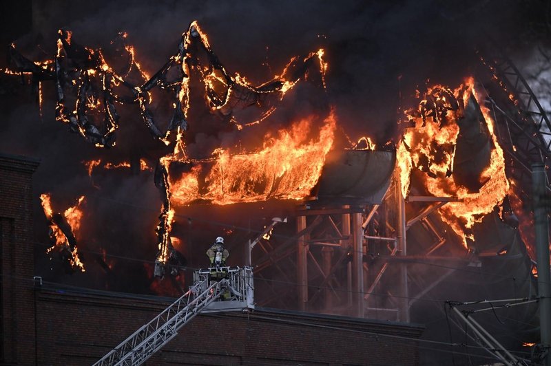 V zabaviščnem parku izbruhnil obsežen požar: nov vodni park pogorel skoraj do tal (gasilci že pet dni kljubujejo ognjenim zubljem) (foto: Profimedia)