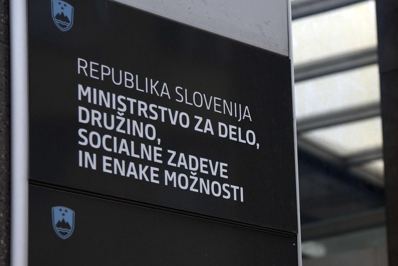 Ministrstvo za delo "zasuli" z vlogami za otroški dodatek in štipendije (uvajajo dodatne termine za izplačilo)