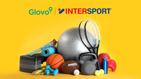 Glovo utrjuje partnerstvo z Intersportom: Več kot 5.000 športnih izdelkov in dodatkov je na voljo v aplikaciji Glovo s hitro dostavo v 10 mestih