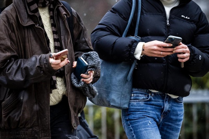 Prihaja prepoved uporabe mobilnih telefonov v šolah (veljala bo tudi med odmori) (foto: Profimedia)