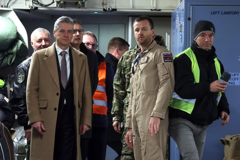 Golob prisostvoval pri odpremi humanitarne pomoči v Gazo: "Slovenija se na ta način postavlja na pravo stran zgodovine" (FOTO) (foto: Borut Živulović/Bobo)