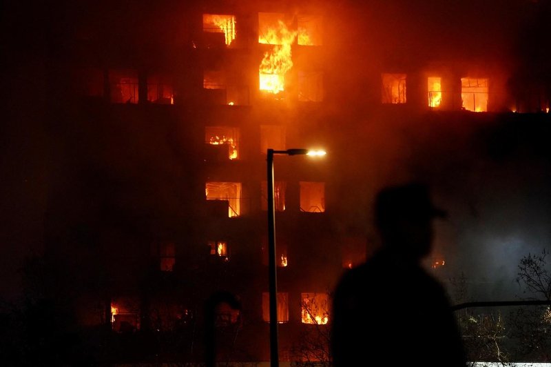 V stanovanjskem bloku izbruhnil obsežen požar: umrle štiri osebe, več jih je pogrešanih (FOTO&VIDEO) (foto: Profimedia)