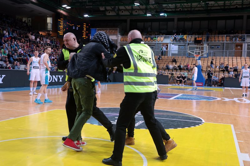 Incident v koprski Bonifiki: med tekmo z Izraelom je na igrišče skočil znani Slovenec (FOTO) (foto: Borut Živulović/Bobo)