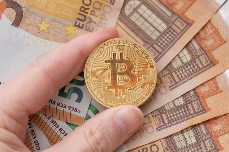 Vrednost bitcoina močno narasla: najbolj znana kriptovaluta je letos dražja že za četrtino (foto: Profimedia)