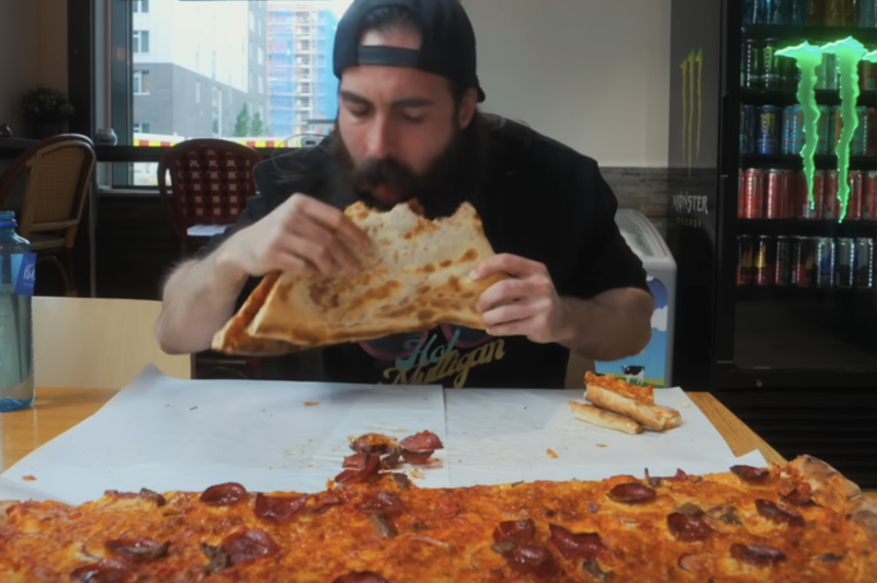 V nenavadnem svetu tekmovalnega prehranjevanja: kdo so posamezniki, ki lahko v enem dnevu pospravijo več kot 30.000 kalorij? (foto: Youtube/BeardMeatsFood/posnetek zaslona)