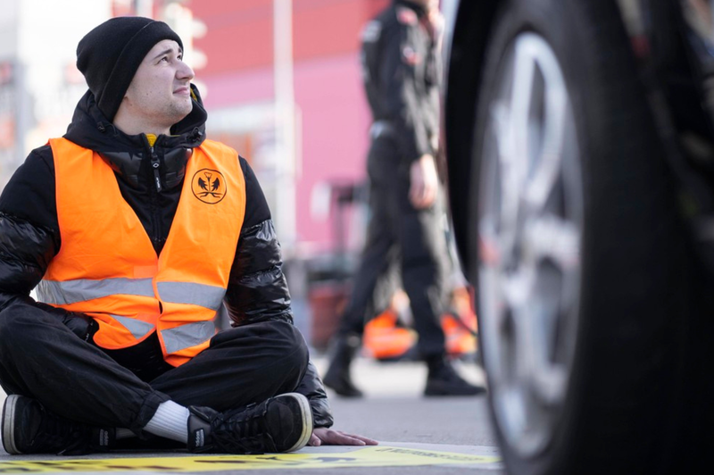 Protest podnebnih aktivistov pri sosedih: več ljudi se je prilepilo na pnevmatike tovornjaka (foto: Profimedia)