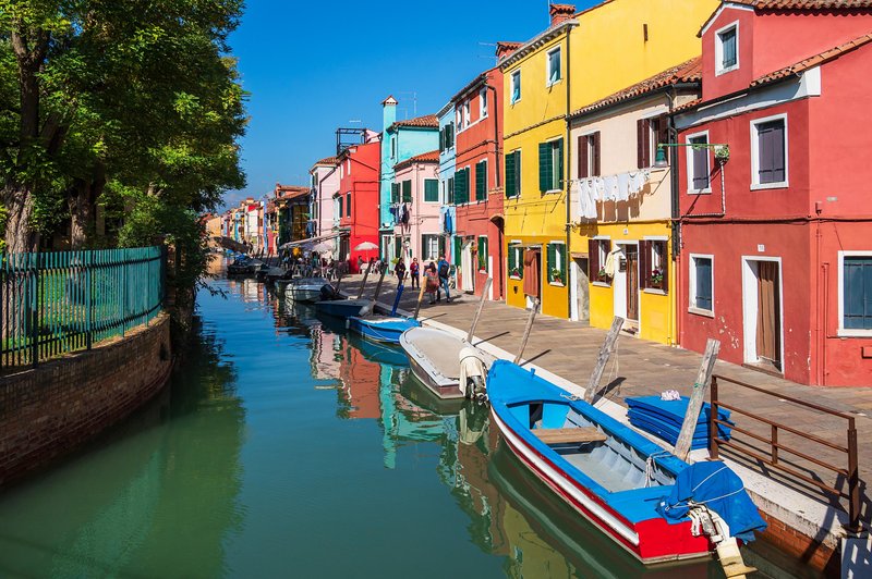 Slikovit otok Burano slovi po barvastih hiškah. (foto: Profimedia)