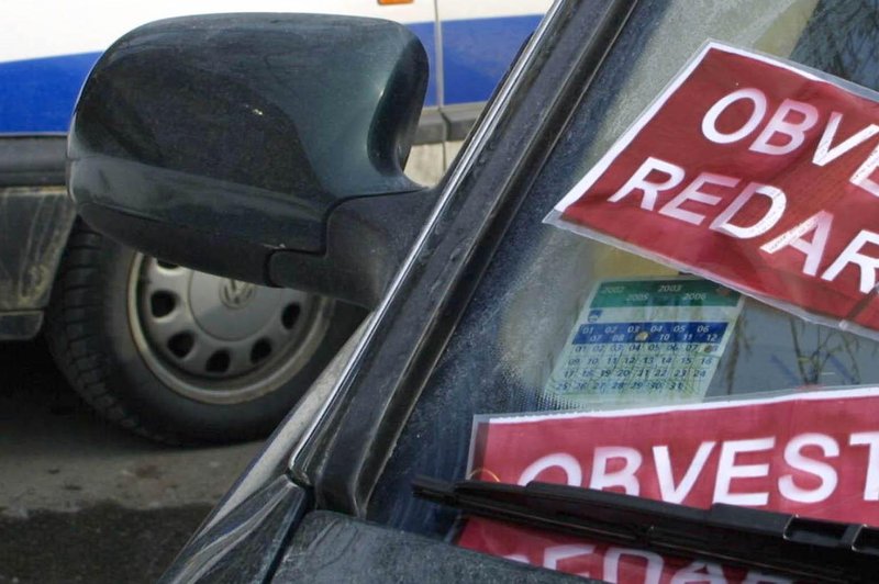 Ljubljančani, veste, kaj pomenijo različne barve obvestil, ki vas ob prekršku pričakajo na vašem avtomobilu? (foto: Tina Kosec/Bobo)