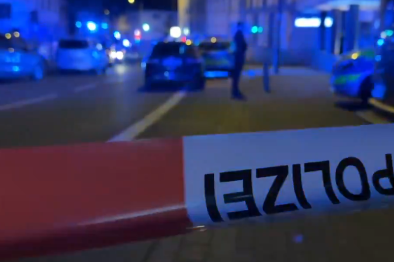 Drama v Nemčiji: 65-letna ženska naj bi v bolnišnici zajela 15 talcev, na delu posebne enote policije (VIDEO) (foto: X/Mario Nawfal/posnetek zaslona)