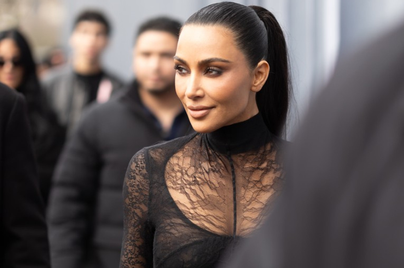 FOTO: Kakšna blamaža! Kim Kardashian v tej obleki sprožila ogorčenje ... (je to storila namenoma?) (foto: Profimedia)