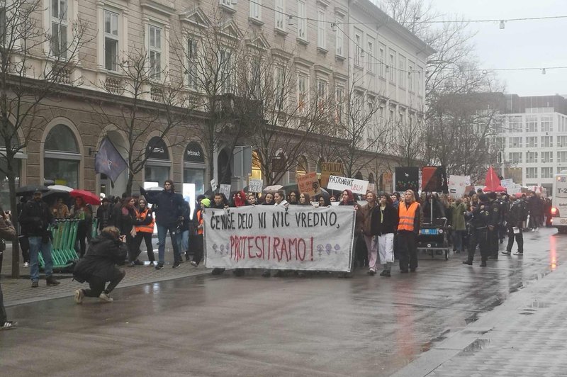 Ob dnevu žena ljubljanske ulice zavzeli protestniki: "Če naše delo ni vredno, protestiramo" (FOTO) (foto: Uredništvo)