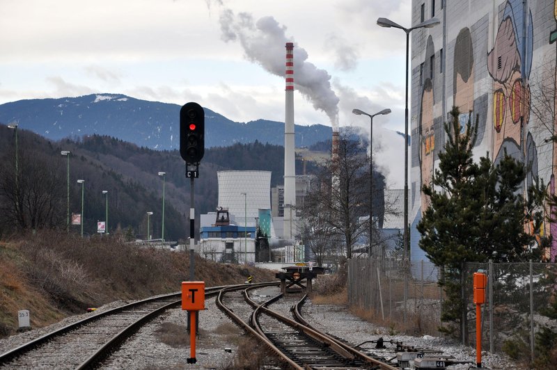 Prihodnost ali grožnja? Postavitev plavajoče sončne elektrarne razdvaja Šoštanj (foto: Bobo)