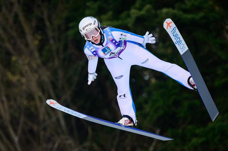 16-letna Slovenka zmagovalka medcelinskega pokala v smučarskih skokih (foto: Jure Makovec/STA)