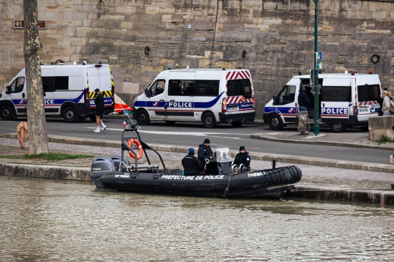 Pred dnevi je poplavila tudi reka Sena. (foto: Profimedia)