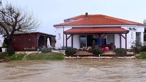 Priljubljeno turistično mesto zaradi neurja pod vodo! Fotografije razkrivajo uničujočo plat narave