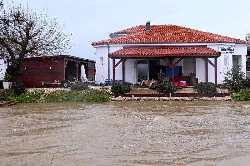 Priljubljeno turistično mesto zaradi neurja pod vodo! Fotografije razkrivajo uničujočo plat narave (foto: Dino Stanin/PIXELL/BOBO)