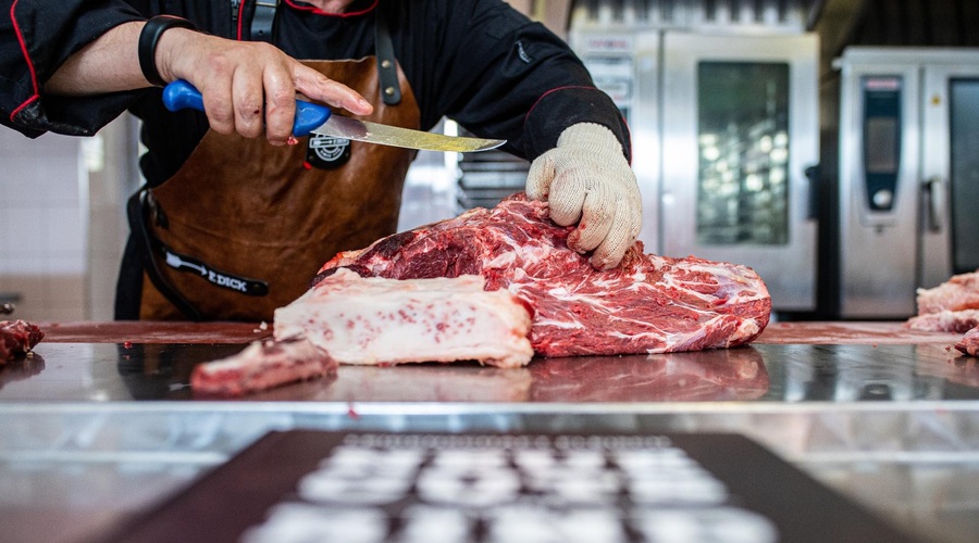 V znani trgovski verigi je kupila meso, a tega zagotovo ni pričakovala, njeno razočaranje je neopisljivo (VIDEO, ki ni za vsak želodec) (foto: Profimedia)