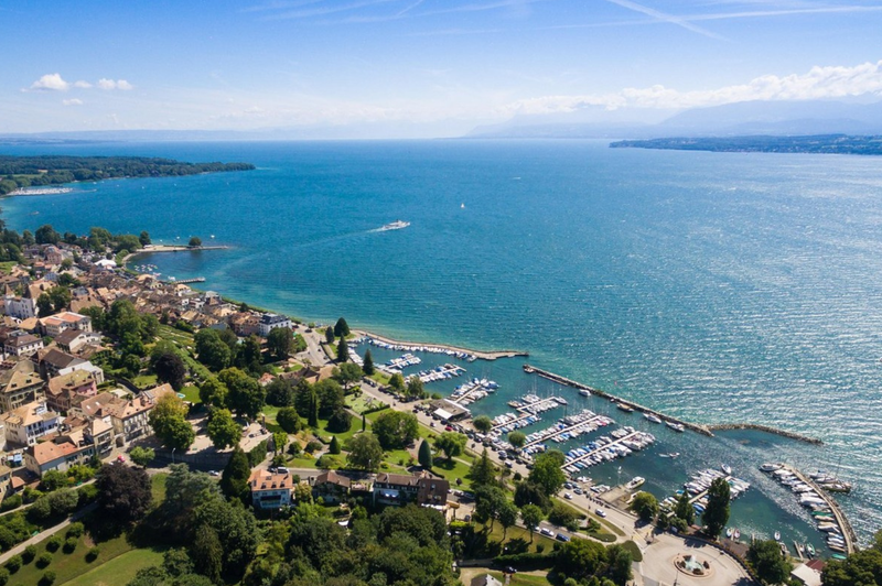 Brigita Bukovec z družino živi v idiličnem Nyonu ob Ženevskem jezeru. (foto: Profimedia)