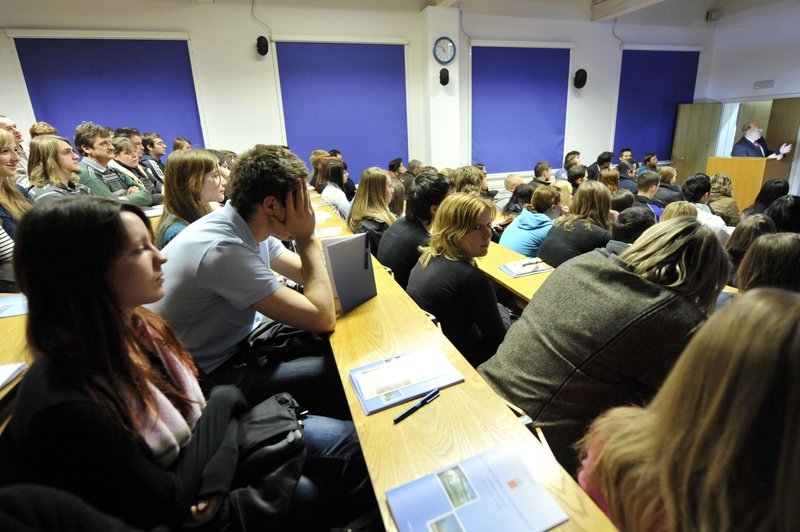 Študenti v enem tednu zbrali več kot 40.000 podpisov, to so njihove zahteve (foto: Bobo)