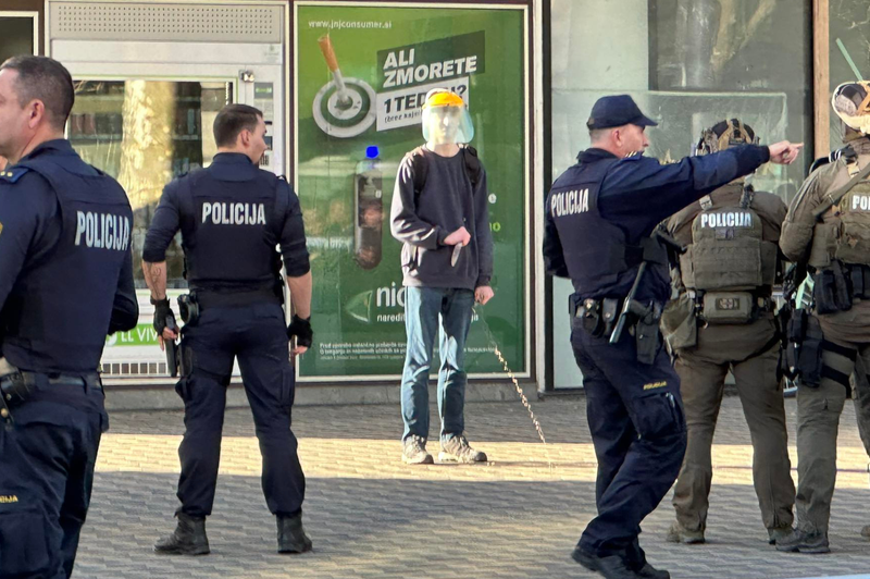 Drama na Bavarskem dvoru v Ljubljani: moški grozi z nožema v rokah, obkolila ga je policija (FOTO) (foto: Uredništvo)