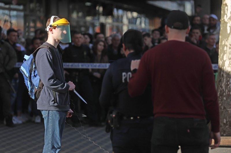 Znanih več informacij o moškem, ki je na Bavarskem dvoru grozil z nožema (foto: Žiga Živulovič jr./Bobo)