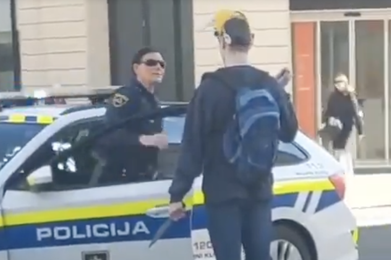 Nepremišljeno dejanje bi jo lahko stalo življenja: ljubljanska policistka na udaru kritik (VIDEO) (foto: Twitter/karfjolca/posnetek zaslona)