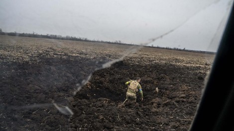 V ruskih napadih na Ukrajino dve smrtni žrtvi: "Krasnogorivka ostaja eden najnevarnejših krajev v državi"