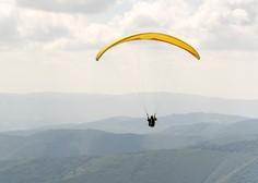 Na Tolminskem strmoglavil jadralni padalec: reševali so ga s helikpoterjem