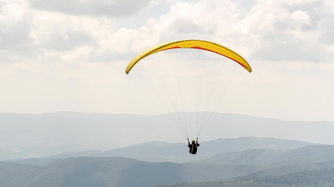 Na Tolminskem strmoglavil jadralni padalec: reševali so ga s helikpoterjem (foto: Profimedia)