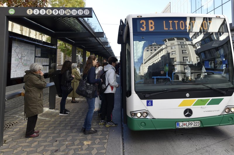 Tudi vam avtobus kdaj spelje s postaje tik pred nosom? Morda je krivo to ... (foto: Žiga Živulovič jr./Bobo)