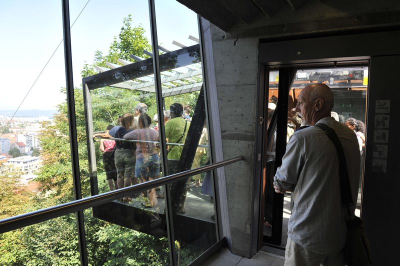 Ljubljanska vzpenjača ponovno na svojih tirih, kaj se je dogajalo? (foto: Tina Kosec/Bobo)