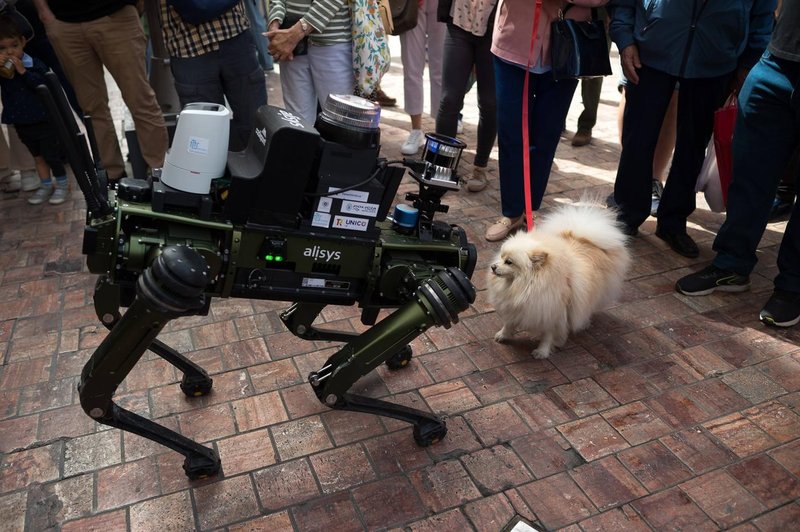 Prihodnost je že tu: policistom bo pri delu pomagal pasji robot, izdajal bo celo kazni (foto: Profimedia)