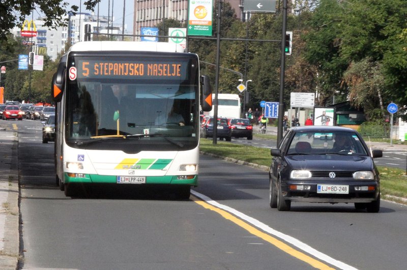 Dobrodošla ureditev ali potenciranje gneče: se vam zdi, da Ljubljana potrebuje še več rumenih pasov? (foto: Borut Živulovič/Bobo)