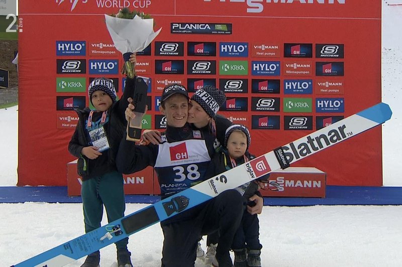 Peter Prevc z družino (foto: RTVS/Posnetek zaslona)