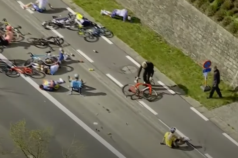 Na dirki skozi Flandrijo več kolesarjev zgrmelo na tla: Van Aert jo je huje skupil (foto: YouTube/Posnetek zaslona)