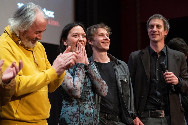 Presenečenje na filmski premieri: česa takega naša igralka od soigralcev ni pričakovala (foto: Arhiv Kinodvor/Domen Pal)