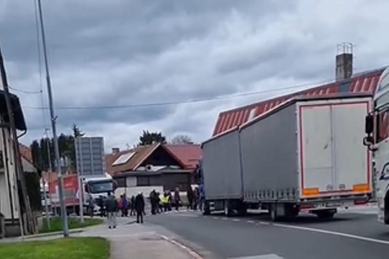 V Središču ob Dravi vre, domačini blokirali ceste. "Samo preko naših trupel" (VIDEO) (foto: Facebook/posnetek zaslona)