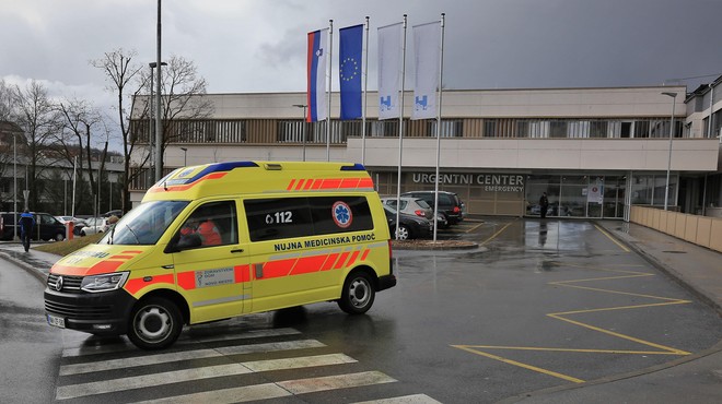 Zaradi širjenja covida-19 slovenska bolnišnica na nekaterih oddelkih prepovedala obiske (foto: Bobo)