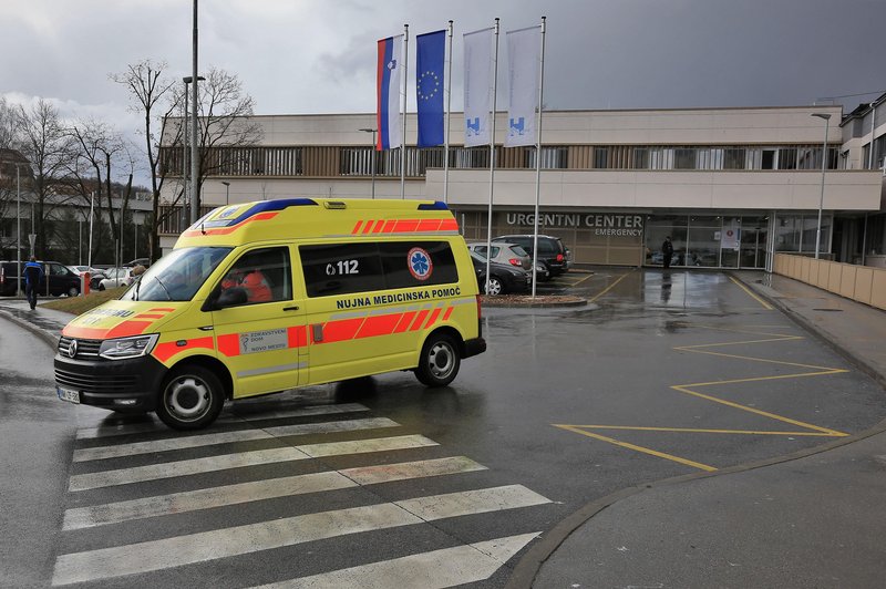 Zaradi širjenja covida-19 slovenska bolnišnica na nekaterih oddelkih prepovedala obiske (foto: Bobo)