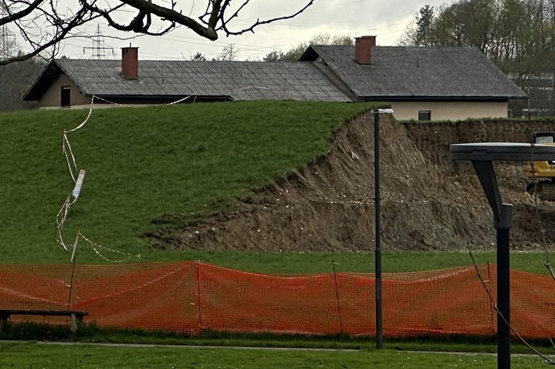 Kljub uporu stanovalcev edini hribček v naselju že popolnoma porušen: kdaj bodo začeli graditi novo stanovanjsko sosesko? (foto: Metropolitan)