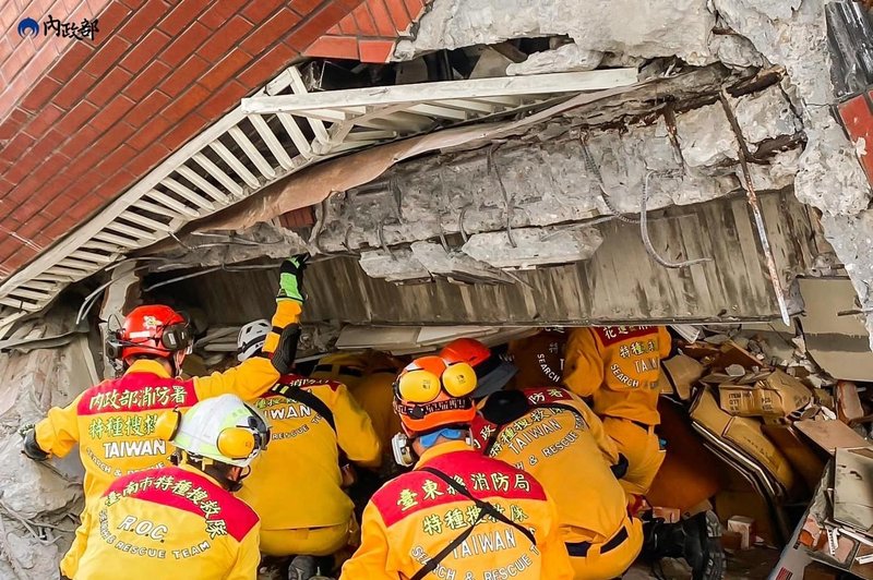 64 delavcev še vedno ujetih pod ruševinami, medtem so rešili šest rudarjev (foto: Profimedia)